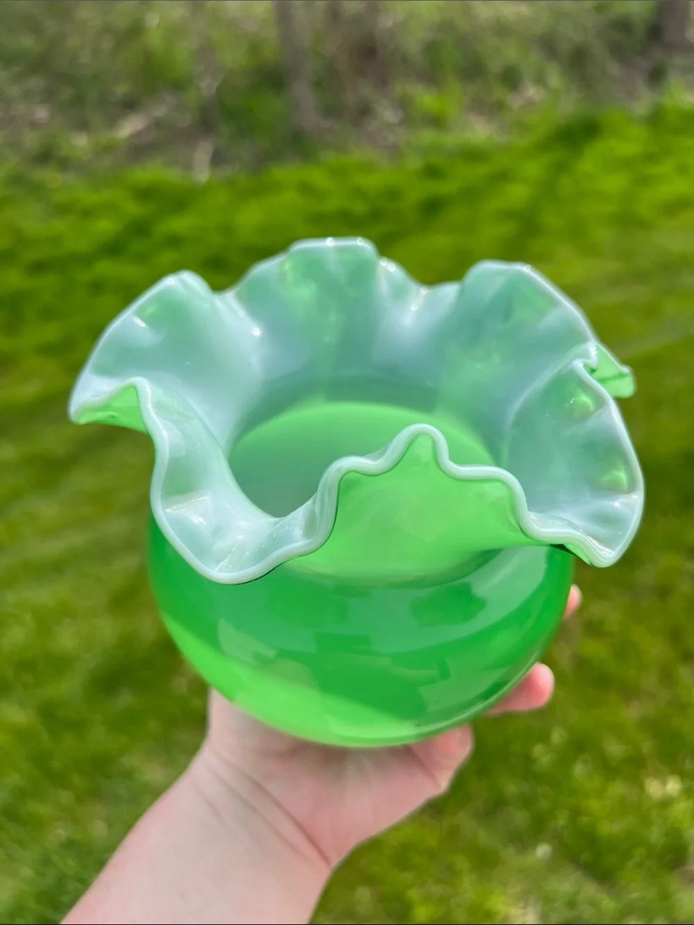 RARE Vintage Fenton Green Ivy Green White Cased Glass Ruffle Vase